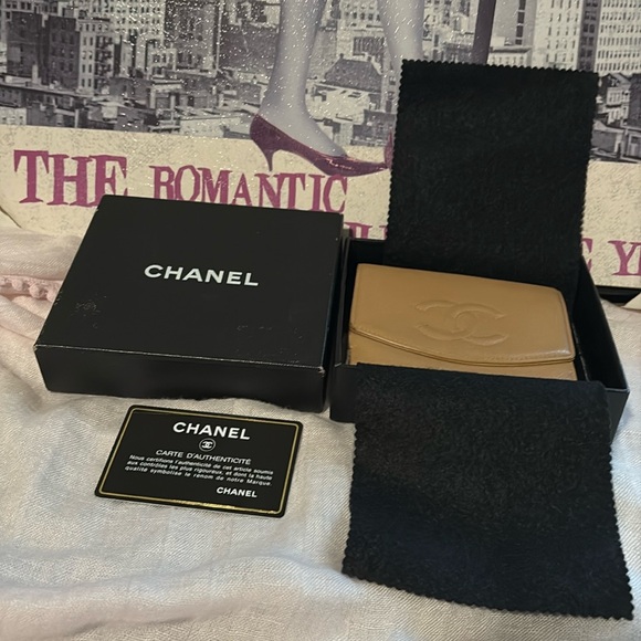 CHANEL CC Logo cream Caviar Skin Bifold Wallet - Picture 1 of 11